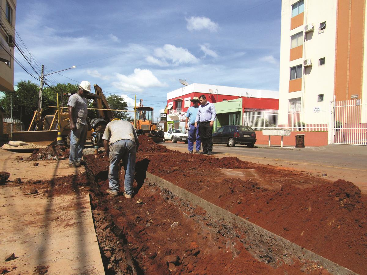 Ampliação da rede de esgoto na Rua 15 de Novembro, previsão de reposição do asfalto em 20 dias