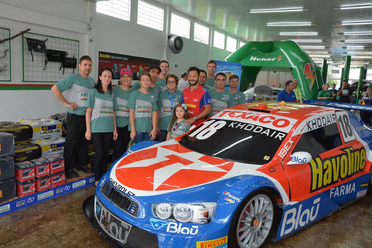 Khodair ao lado da equipe do Jairo Baterias Oficina Expressa