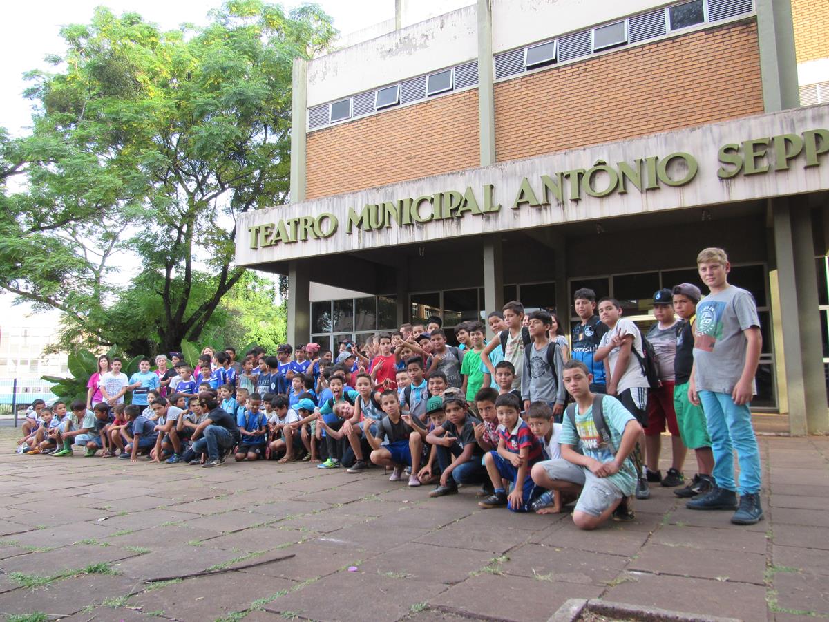 Participantes do projeto “Promovendo o Esporte Interativo nos Bairros” organizado pela Asaf reunidos para uma integração pascal no Teatro Municipal Antonio Sepp