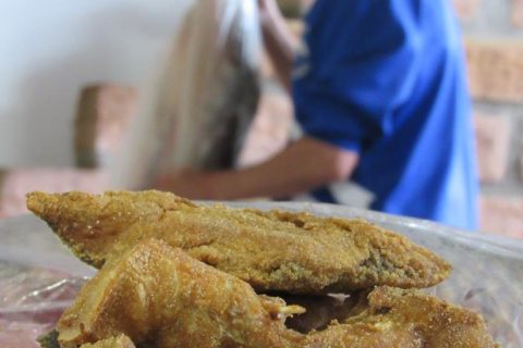 Peixe frito e in natura está sendo comercializado no pavilhão dos Hortifrutigranjeiros na Av. Venâncio Aires