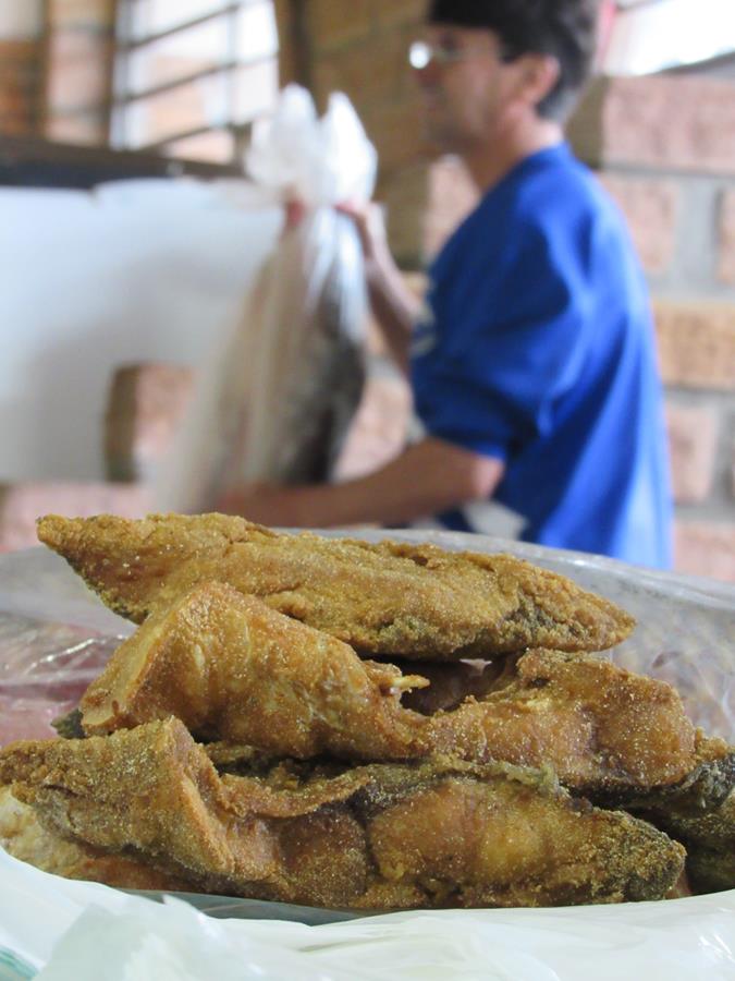 Peixe frito e in natura está sendo comercializado no pavilhão dos Hortifrutigranjeiros na Av. Venâncio Aires