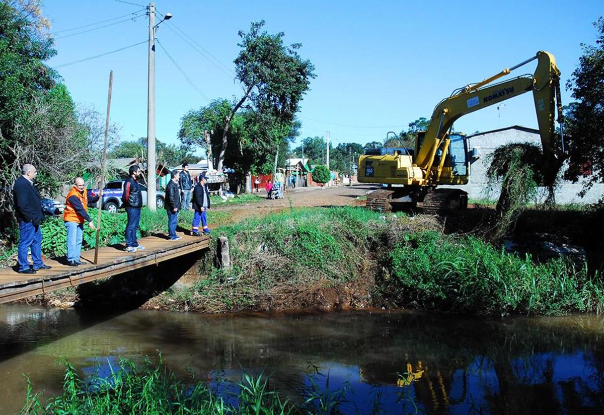 Dragagem vem sendo feita gradativamente pela prefeitura municipal em rios, córregos e canais para evitar alagamentos em bairros da cidade