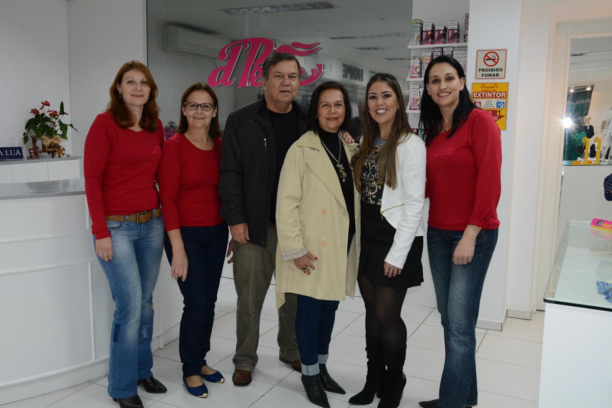 Danilo Palma, Daiane Palma e Eva Palma, juntamente com as colaboradoras Léia, Beti e Odila receberam os convidados durante a inauguração da nova loja