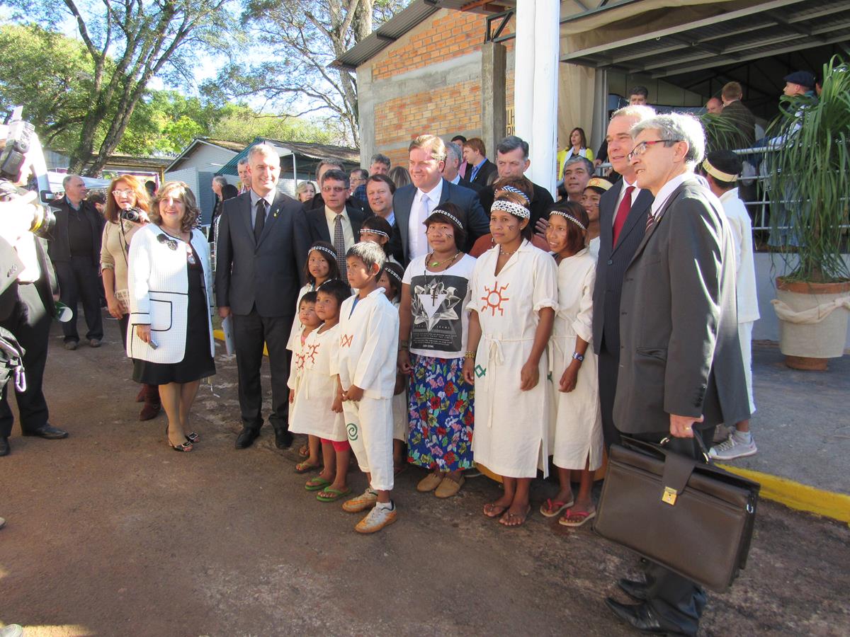 Marx Beltrão faz uma fotografia ao lado dos integrantes do Coral Mbyá-guarani da Aldeia Tekoá Koenju e demais participantes do evento de inauguração do Pavilhão 