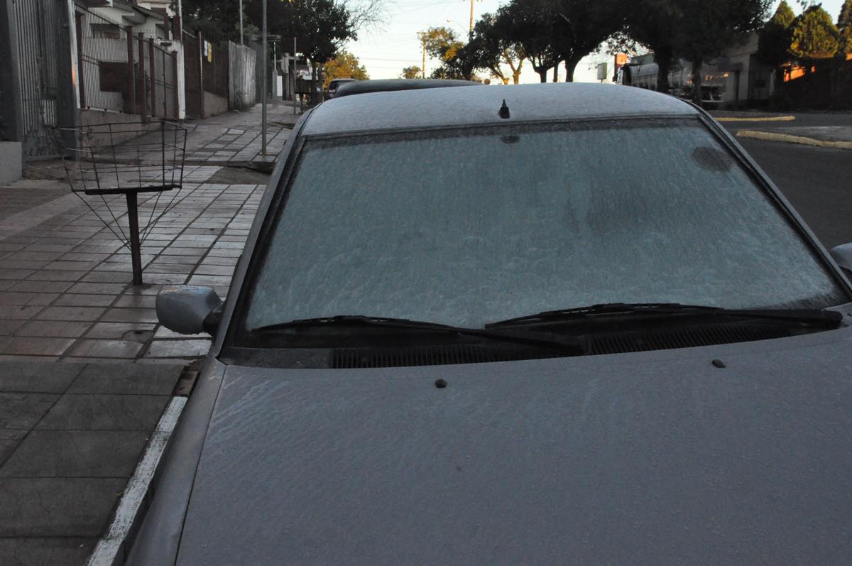 Veículo estacionado na Avenida Rio Grande do Sul, na Zona Sul da cidade ficou coberto pela geada