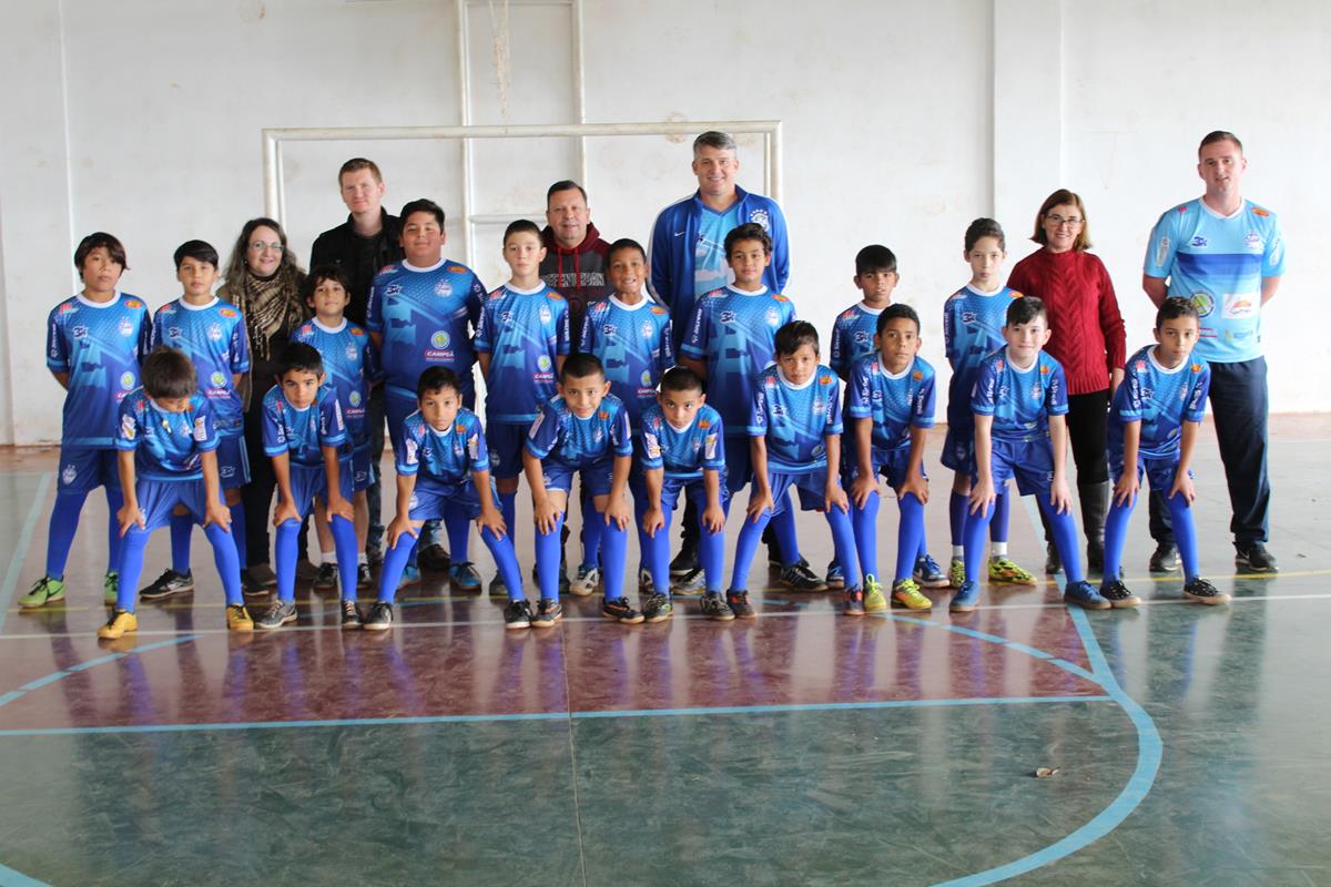 Crianças do núcleo sediado na Escola Municipal de Ensino Fundamental José Alcebíades de Oliveira receberam uniformes da Asaf na última sexta-feira, dia 2
