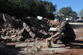 na manhã da segunda-feira, dia 12, Paulo Roberto Lemos recolhia restos de tijolos para serem reaproveitados