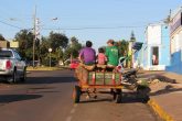 Familia que usa a gaiota se desloca pela Av. Brasil em direção ao centro de Santo Ângelo
