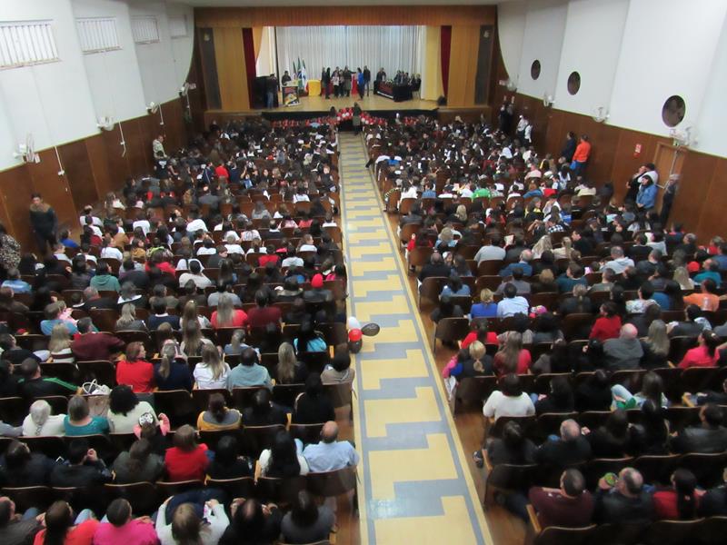 Auditório do Colégio Teresa Verzeri lotado na formatura do Proerd