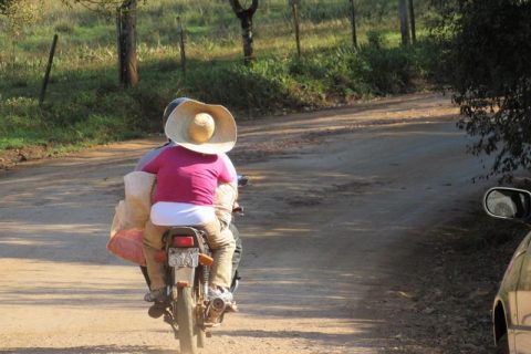 Retrato - Motociclista em estrada de chão (Copy)
