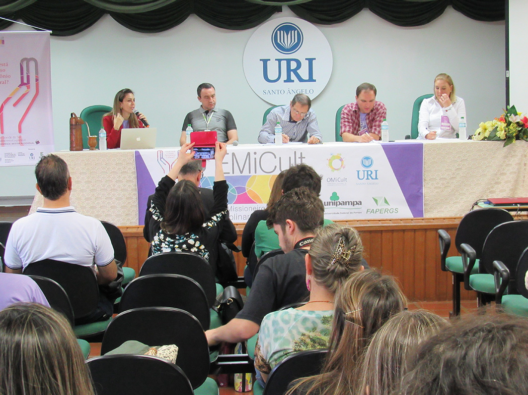 Mesa de debate no prédio 5 da URI mediada pela Prof. da Unipampa, doutora em comunicação Marcela Guimarães e Silva. Participaram deste seminário os professores Charlise Paula Colet Gimenez (URI Santo Ângelo), Tiago Costa Martins (OMiCult – Unipampa), Leandro Daronco (IFFar – Santo Ângelo), Lívio Arenhart (UFFS – Cerro Largo)