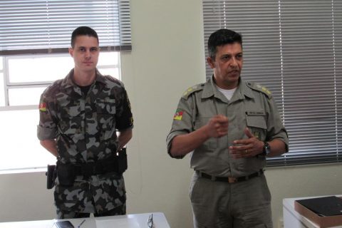 Tenente Jairo Valler do POE e o comandante do 7º Regimento de Polícia Montada, Tenente Coronel José Jornada