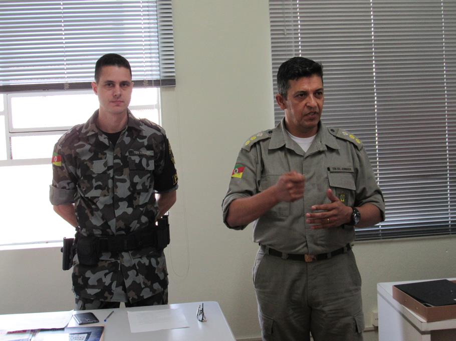 Tenente Jairo Valler do POE e o comandante do 7º Regimento de Polícia Montada, Tenente Coronel José Jornada 