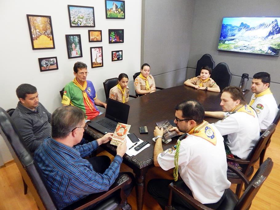 Clube de Desbravadores efetuaram a entrega de publicações literárias ao prefeito - Foto Tarso Weber