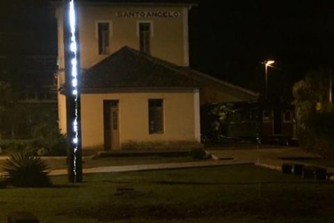 Coluna invícta iluminada