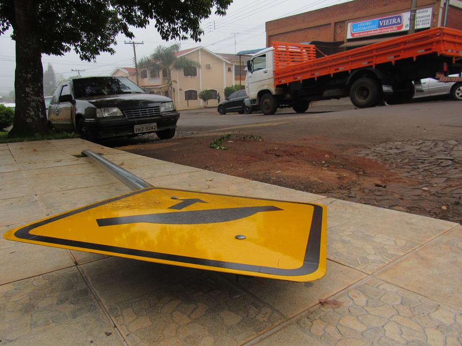 Placa tombada na Rua 10 de Novembro, entre a Brasil e a Rua dos Andradas
