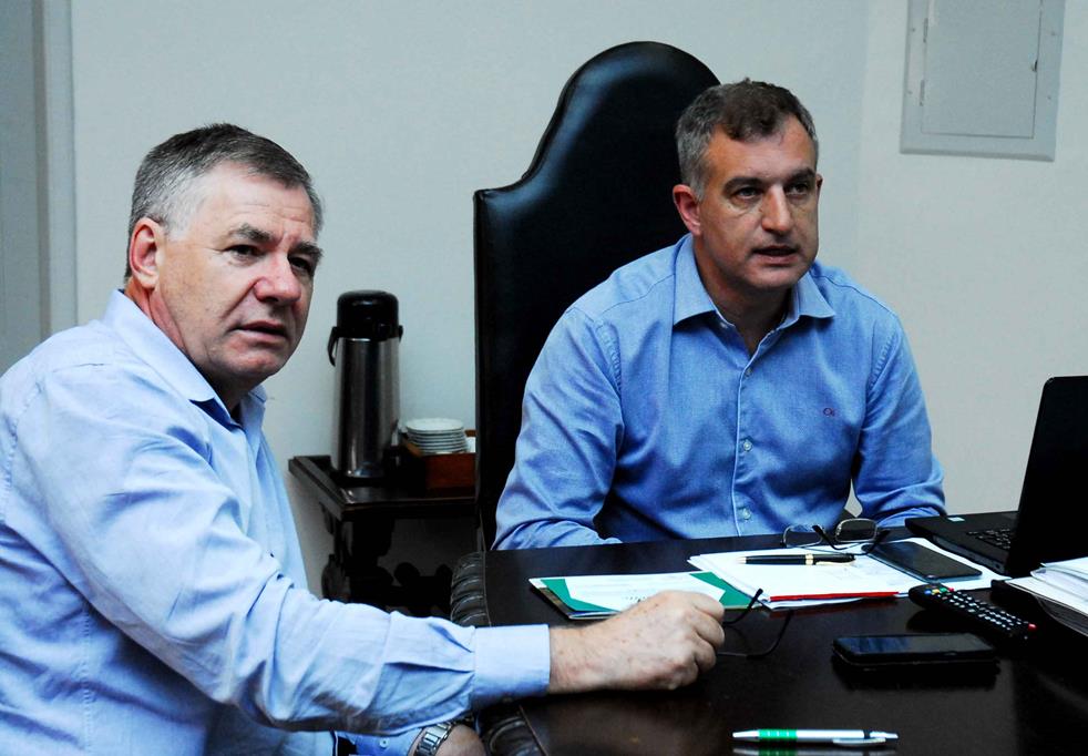 Arlindo Diel e Jacques Barbosa visualizam a zona oeste da Av. Brasil no Mapa do Município