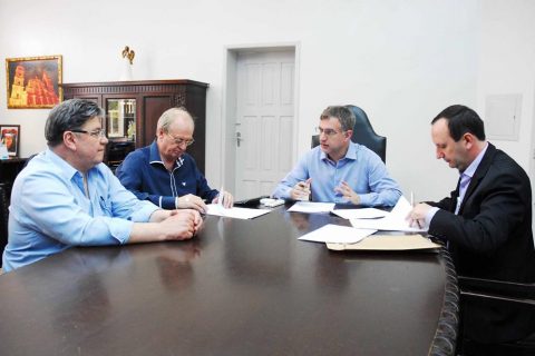 prefeito Jacques Barbosa, vice Bruno Hesse e o secretário da Administração Hélio Costa, receberam no Gabinete do Executivo o gerente de Governo da Superintendência da Caixa Federal, Marco Roberto Pozzobon