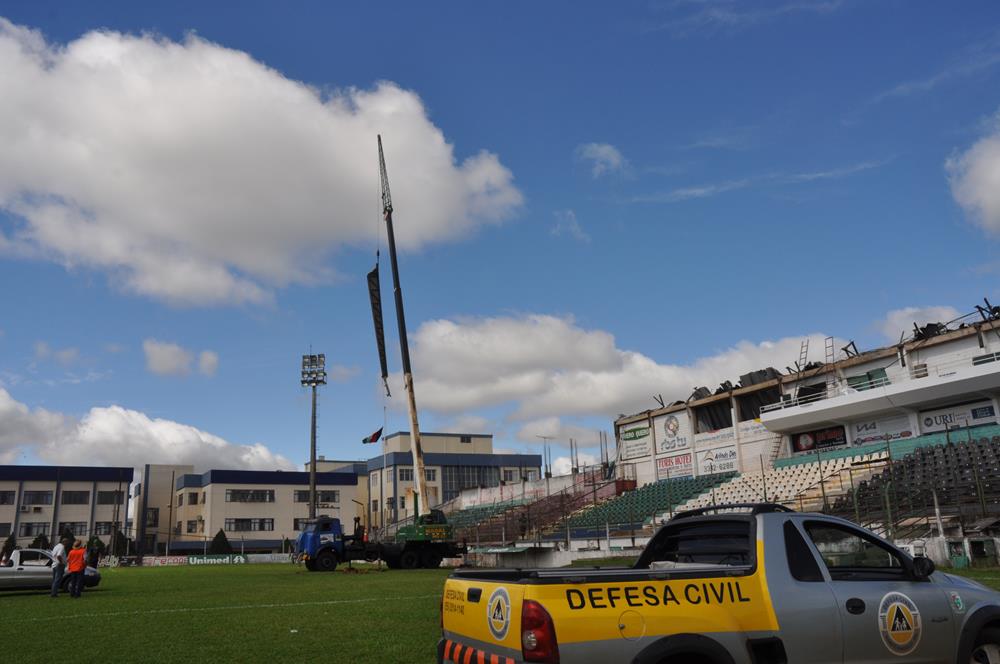 Guindaste retira a primeira peça da cobertura na manhã de ontem, dia 27