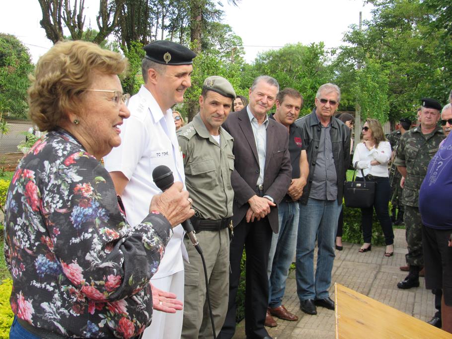 Autoridades políticas, militares e civis participaram da solenidade que contou também com a banda de música do 1º BCom