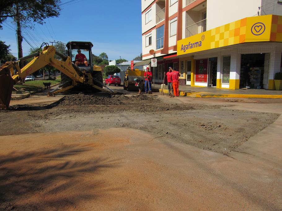 Recuperação do asfalto na Avenida Getúlio Vargas 