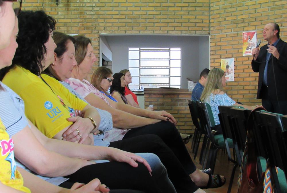 Diretor Geral Gilberto Pacheco fala no quiosque da URI durante o lançamento do Vestibular