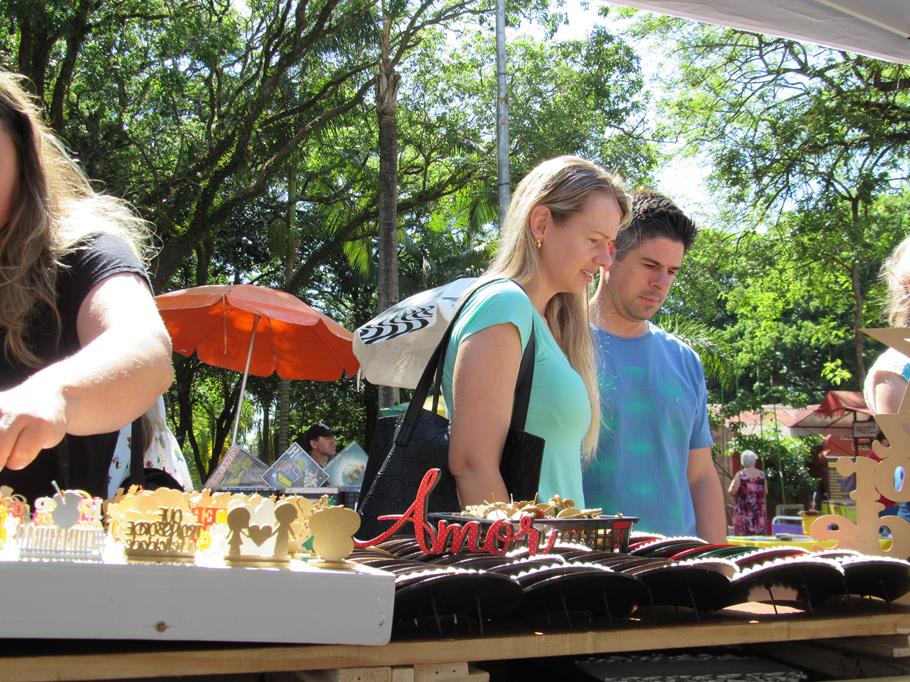 Na Praça Ricardo Leônidas Ribas cerca de 70 expositores comercializam produtos únicos que fazem parte da cultura regional