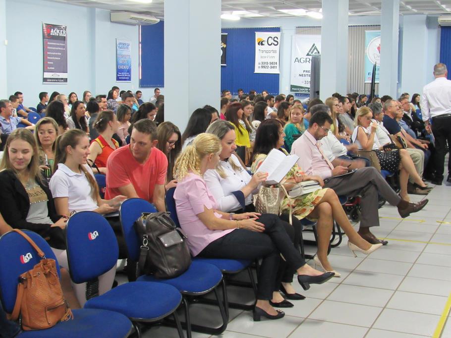 No Auditório Azul da Faculdade CNEC acadêmicos, professores e lideranças acompanharam a última noite do Simpósio