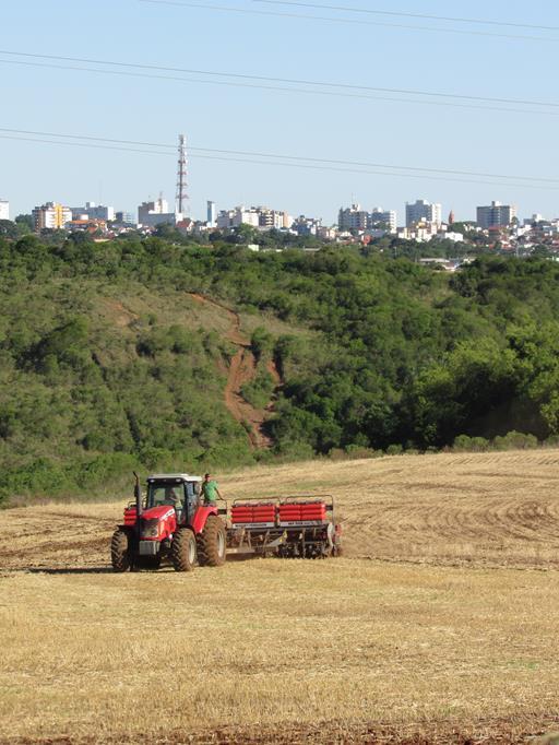 Semeadura da safra de soja em 2017/2018 em terras próximas da zona urbana de Santo Ângelo