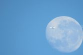 Campo de visão permite visualizar um Boeing 747-8 passando em frente a lua. Foto: Marcos Demeneghi