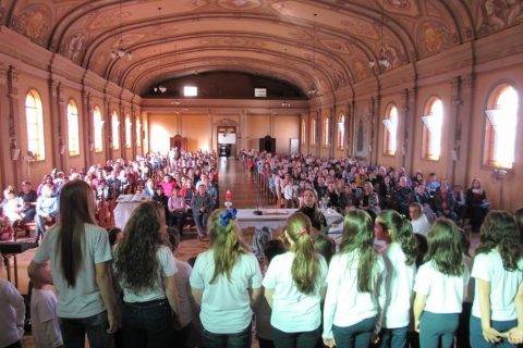 Alunos cantam na capela do Colegio Verzeri  (Foto Ilustrativa)