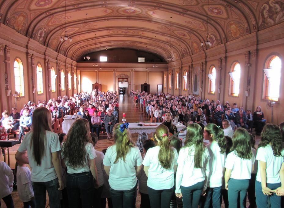 Alunos cantam na capela do Colegio Verzeri  (Foto Ilustrativa)
