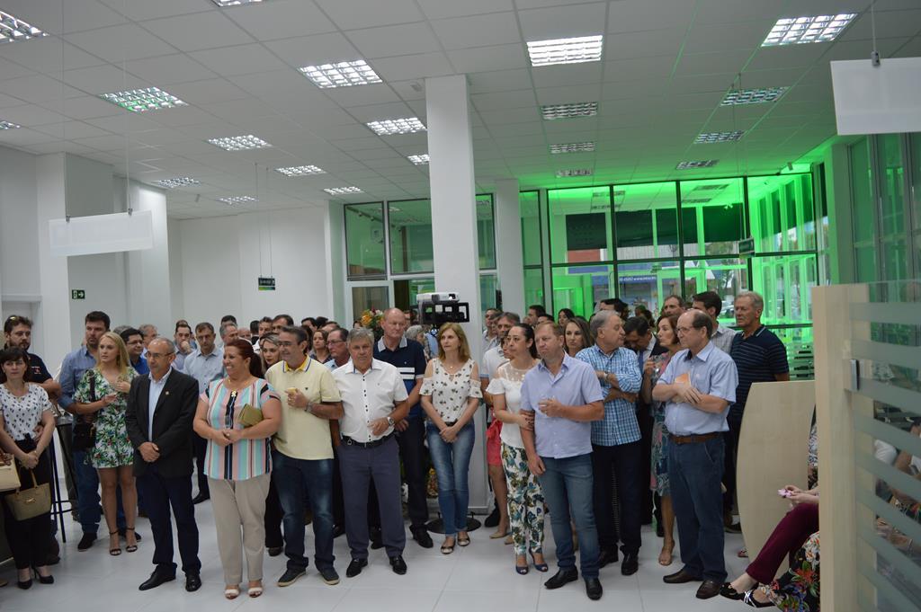 Convidados, autoridades locais e empresários participaram da cerimônia de inauguração da agência Sicoob de Santo Ângelo