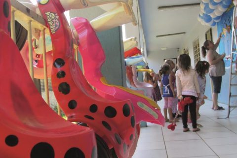 Crianças da EMEI Segundo Lar no Bairro Boa Esperança acompanham a decoração que compôs a formatura do pré-escolar