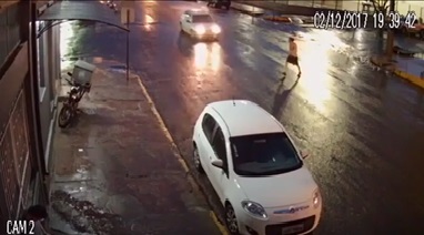Vídeo que circula nas redes sociais mostra o momento em que Daltro dos Santos foi atropelado na Rua XV de Novembro
