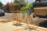 Bicicleta Floreira ornamenta o passeio público na Rua Antunes Ribas e foi feita com peças que seriam descartadas - Foto: Marcos Demeneghi