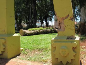 Pilares das pérgolas foram atingidas por uma queda de árvore