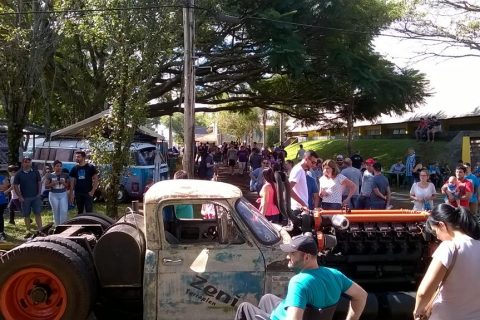 Caminhão Rat Rod - Elvis Zeni de Cafelandia PR - caminhão chevrolet com motor marítmo v12 1500hp