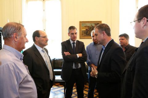 PORTO ALEGRE, RS, BRASIL 09.05.2018: O governador José Ivo Sartori e o secretário adjunto de Cultura, André Kryszczun receberam nesta quarta-feira (09), o prefeito de Santo Antônio da Patrulha, Jacques Gonçalves Barbosa. Durante o encontro foi realizado o convite para a 9ª FEAAGRI - Feira da Agroindústria e Agricultura Familiar das Missões, que ocorre de 31 de maio a 3 de julho. Estavam presentes na agenda o deputado estadual, Eduardo Loureiro, o vice-presidente do Sindicato dos Trabalhadores Rurais, Oswaldino José Lucca, o representante da Câmara de Vereadores de Santo Ângelo, Adolar Queiroz e o representante da FEAGRI, Itaner Henkes. Foto: Luiz Chaves/Palácio Piratini