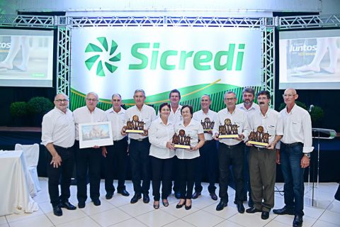 Componentes do Conselho de Administração que encerram a atual gestão foram homenageados pelo trabalho realizado em prol do cooperativismo: Enio Marchetti, atual vice-presidente, e os conselheiros, Léo Nicola, Laura Langer, José Dirceu Dutra, Avenir Reckziegel e Elemar Wilhelm