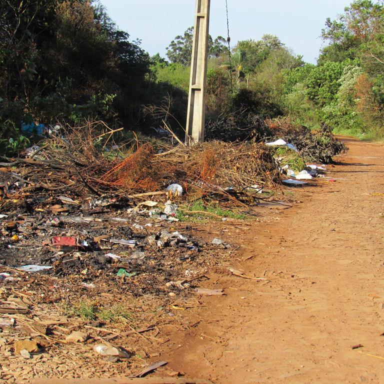 Rio Itaquarinchim - Rua Alfredo Leopoldo Fett é utilizado de forma irregular como depósito de lixo - Foto - Divulgação