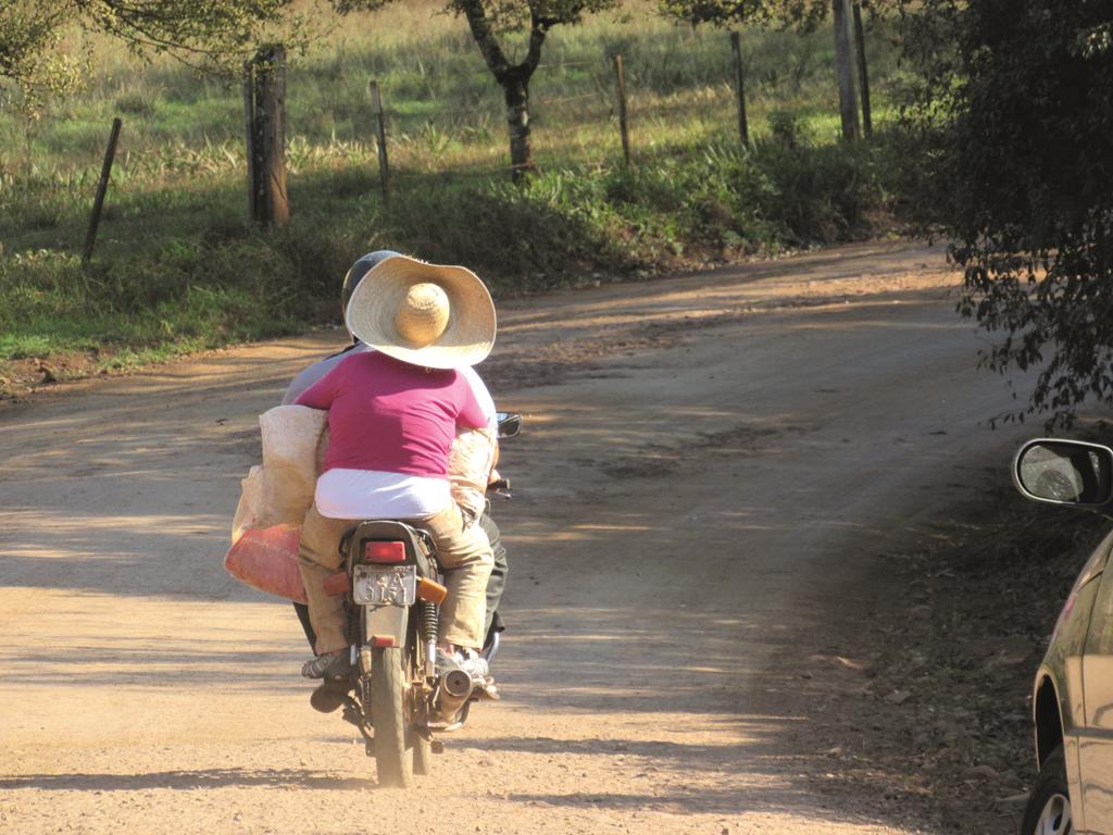 Moto no interior - desafio na estrada de terra (1) (Copy)