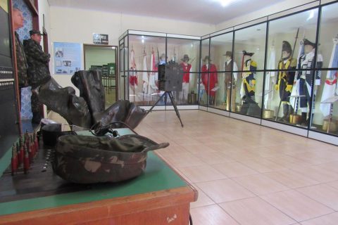 Sala que guarda os uniformes usados pelos militares do Exército Brasileiro, inclusive um exemplar usado pelos primeiros soldados vindos de Portugal no ano de 1500