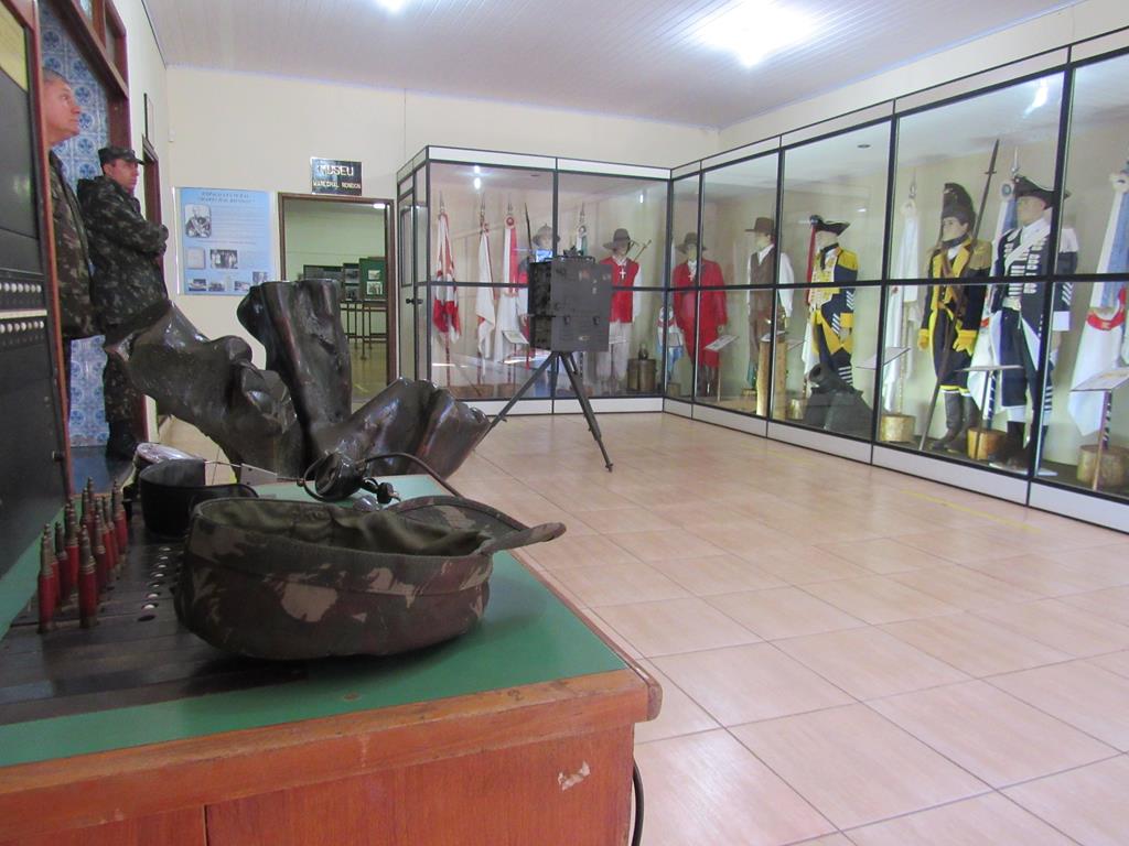 Sala que guarda os uniformes usados pelos militares do Exército Brasileiro, inclusive um exemplar usado pelos primeiros soldados vindos de Portugal no ano de 1500