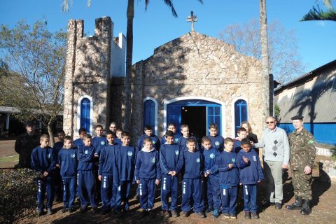Foto - Tanara Mantovani- Alunos do Projeto Curumim e Padre Euclides Benedetti na Capela Anjo Gabriel
