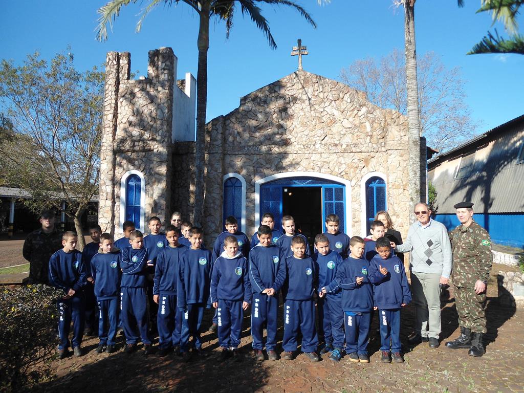 Foto - Tanara Mantovani- Alunos do Projeto Curumim e Padre Euclides Benedetti na Capela Anjo Gabriel