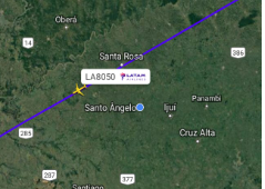 Aplicativo Flightradar24 mostra a rota normal em que o avião deveria seguir 