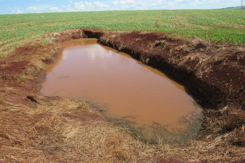 Foto - Marcos Demeneghi - Lavoura de soja em Santo Ângelo - Valo aberto para conter a erosão, pois o solo compactado não permite que a água penetre no solo