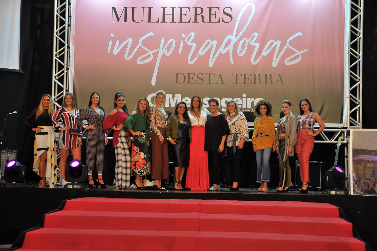 Empresária Marise Gasparetto ao lado das modelos que desfilaram a coleção 2019 da Farol