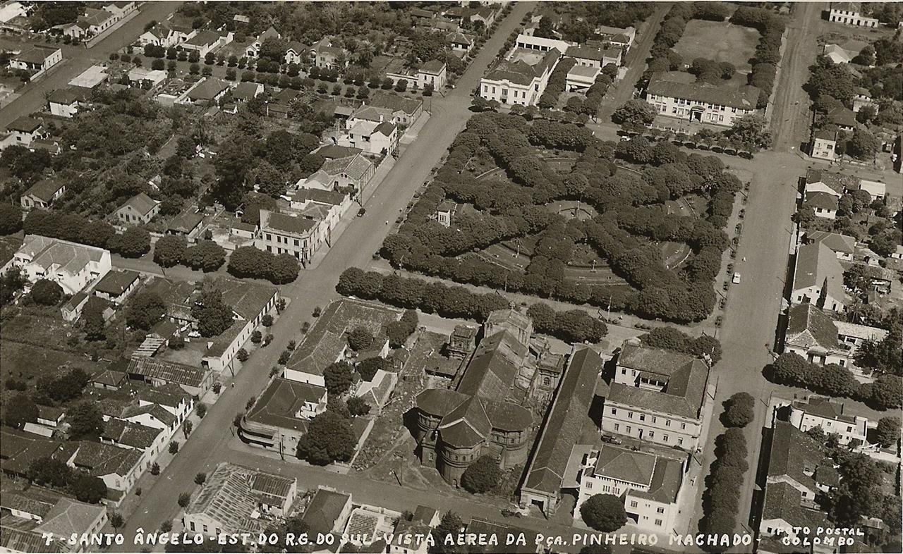 Praça em 1950 depois de consolidada a primeira grande reforma iniciada em 1932. Na década de 50 o calçamento de todas as faces (norte, sul, leste e oeste) já estava concluído/Arquivo Municipal